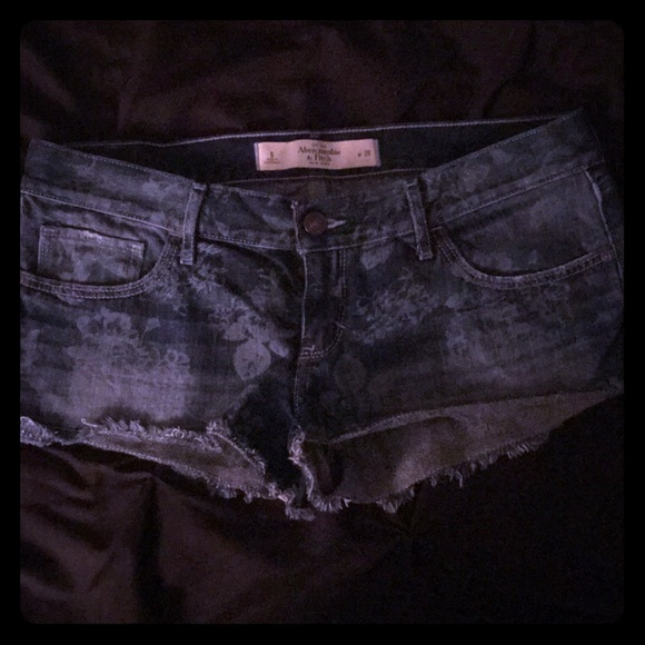 A&F Jean Short Shorts (Flower Print) - Picture 2 of 7